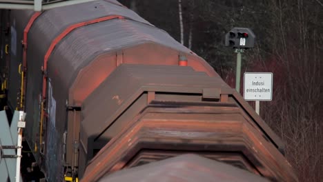 Draufsicht-Auf-Einen-Rostigen-Güterzug,-Der-Langsam-Auf-Die-Kamera-Zufährt,-Während-Hitzewellen-über-Dem-Zug-Flackern