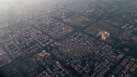 Luftaufnahme-Der-Skyline-Von-Surat,-Schöner-Wolkenhimmel-Am-Stadtblick-Aus-Dem-Flugzeugfenster