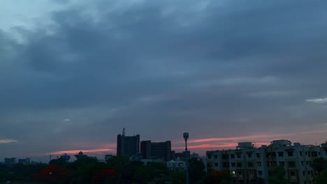Luftaufnahme-Des-Sonnenuntergangs-Aus-Der-Vogelperspektive-Auf-Das-Stadtbild-Von-Surat