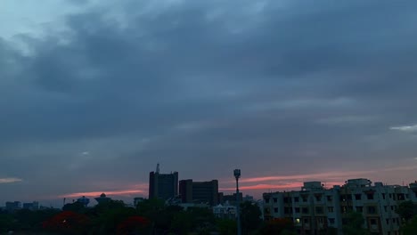 Vista-Aérea-Del-Atardecer-De-Alto-ángulo-Del-Paisaje-Urbano-De-Surat