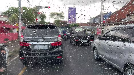 Indonesia---2-De-Julio-De-2023:-Congestión-Del-Tráfico-En-La-Carretera-Cuando-Llueve