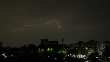 Cielo-Tormentoso-Nocturno-Sobre-La-Ciudad-De-Surat