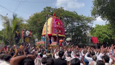 Se-Está-Realizando-Una-Toma-Cinematográfica-Del-Rath-Yatra-Del-Señor-Jagannath-En-La-Que-Miles-De-Devotos-Se-Unen-Y-Levantan-Ambas-Manos-Para-Ver-Al-Señor.