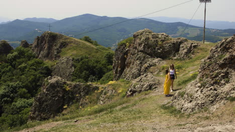 Dos-Mujeres-Haciendo-Trekking-En-Una-Montaña-Rocosa-En-Georgia-En-Un-Día-Soleado