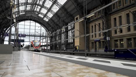 Tren-Rheingau-Express-Stadler-Flirt-Llegando-Al-Andén-De-La-Estación-Frankfurt-Hauptbahnhof