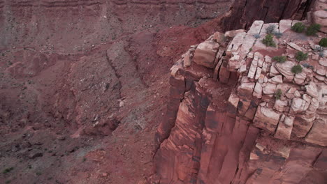 Aerial-View-of-Steep-Red-Sandstone-Cliffs-Above-Deep-Canyon,-Marlboro-Point,-Utah-USA