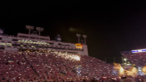 Paracaidistas-Con-Bengalas-Saltan-En-Paracaídas-En-El-Estadio-Levell-Edwards-Durante-Un-Concierto-Del-Día-De-La-Independencia