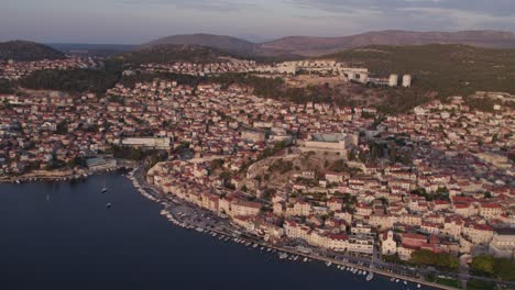 Luftaufnahme-Der-Mittelalterlichen-Stadt-Šibenik-Kroatien-Bei-Sonnenuntergang