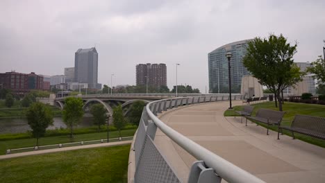 Timelapse-of-park-in-Columbus-Ohio-on-a-foggy-smoky-day