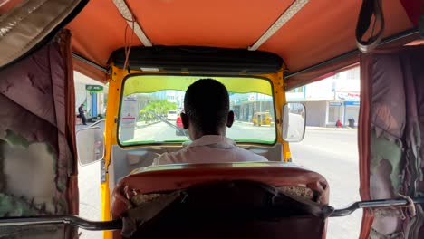 Conduciendo-Por-La-Ciudad-De-Nairobi-En-Kenia-En-Tuk-Tuk-O-Vehículo-Rickshaw