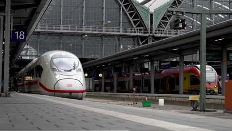 Hochgeschwindigkeitszug-Der-Deutschen-Bahn-Wartet-Am-Bahnsteig-Am-Frankfurter-Hauptbahnhof