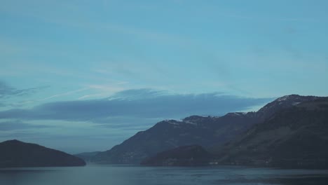 Hermoso-Lago-Y-Panorama-Montañoso-Filmado-Mientras-Conducía-Por-La-Noche