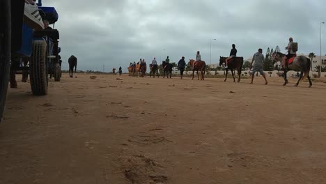 Caravana-De-Caballos,-Carruajes-Y-Camellos-Cruzando-El-Desierto-De-Djerba-Para-Una-Visita-Turística,-Túnez