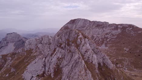 Hoher-Berggipfel-Im-Durmitor-Nationalpark,-Montenegro,-Bewölkter-Tag,-Luftaufnahme