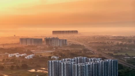 Una-Puesta-De-Sol-Increíblemente-Colorida-Durante-Una-Tormenta-Lluviosa-Sobre-La-Ciudad-De-Surat,-Un-Hermoso-Cielo-De-Nubes-En-La-Vista-De-La-Ciudad-Desde-La-Ventana-Del-Avión,-La-Ciudad-De-Surat-Desde-Arriba