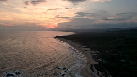 Wilde-Wellen-Und-Goldener-Himmel:-Hyperlapse-Am-Strand-Von-Bacocho,-Puerto-Escondido,-Oaxaca,-Mexiko