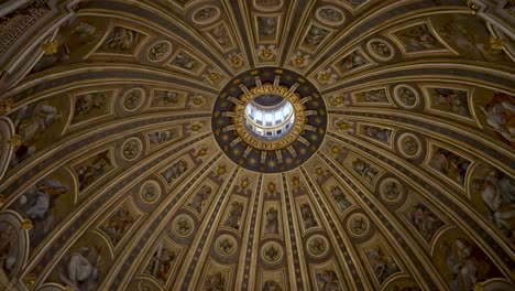 Blick-Hinauf-Zu-Den-Vergoldeten-Stuckverzierungen-An-Der-Kuppeldecke-Des-Petersdoms-Im-Vatikan