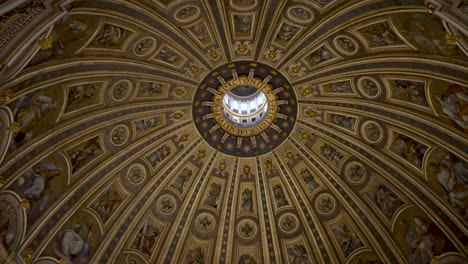 Mirando-Hacia-Los-Estucos-Dorados-En-El-Techo-De-La-Cúpula-De-La-Basílica-De-San-Pedro-En-El-Vaticano