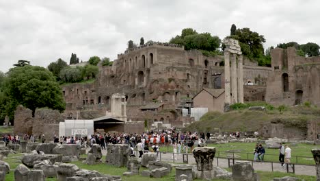 Turistas-Explorando-Los-Terrenos-Del-Foro-Romano-En-Un-Día-Nublado