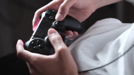 Gaming-Glück:-Zeitlupen-Nahaufnahme-Eines-Mannes,-Der-Mit-Einer-Drahtlosen-Fernbedienung-Eine-Playstation-Spielt