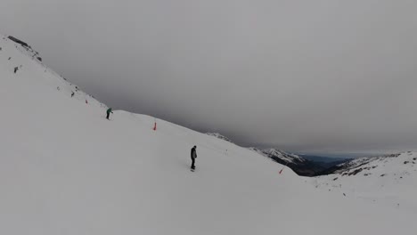 Skifahrer-Bewegt-Sich-Auf-Den-Bildschirm-Zu-–-POV-Gruppe-Beim-Snowboarden-Auf-Der-Skipiste-In-6-Km-|-Insta360