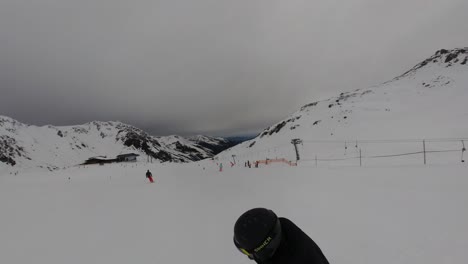 Esquiador-Moviéndose-Rápido-Mirando-Hacia-Atrás---Grupo-Pov-Haciendo-Snowboard-Por-Una-Pista-De-Esquí-En-6k-|-Insta360