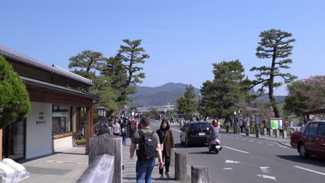 Kyoto,-Japan---4.-April-2023:-Touristenspaziergang-Im-Touristischen-Einkaufsviertel-Des-Arashiyama-Viertels