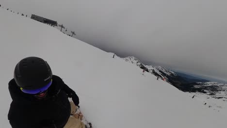 Skifahrer-Ruht-Sich-Aus-Und-Redet---POV-Gruppe-Beim-Snowboarden-Auf-Der-Skipiste-In-6-Km-Entfernung-|-Insta360