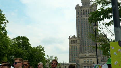 Reunión-De-Personas-LGBT-Antes-De-La-Marcha-Por-La-Igualdad-Cerca-Del-Palacio-De-La-Cultura-Y-La-Ciencia-En-Varsovia