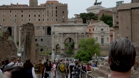 Turistas-Caminando-Por-Via-Della-Salara-Vecchia-En-El-Foro-Romano