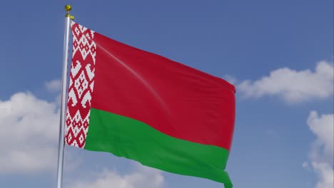 Bandera-De-Bielorrusia-Moviéndose-En-El-Viento-Con-Un-Cielo-Azul-Claro-En-El-Fondo,-Nubes-Moviéndose-Lentamente,-Asta-De-Bandera,-Cámara-Lenta