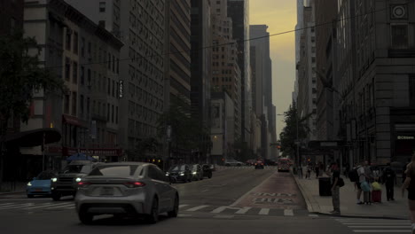 New-York-City-Street-Kurz-Vor-Einbruch-Der-Dunkelheit