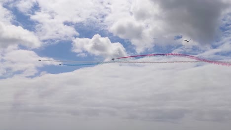 Rote-Pfeile-Rollen-Während-Der-Flugschau-In-Swansea-Um-Die-Mittelebene