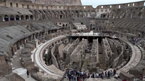Vista-Interior-Del-Anfiteatro-Del-Coliseo-En-Roma.