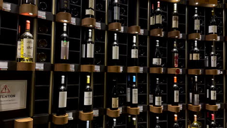 Nahaufnahme-Einer-Wand-Mit-Verschiedenen-Weinflaschen-Im-Weinmuseum-Cite-Du-Vin,-Bordeaux