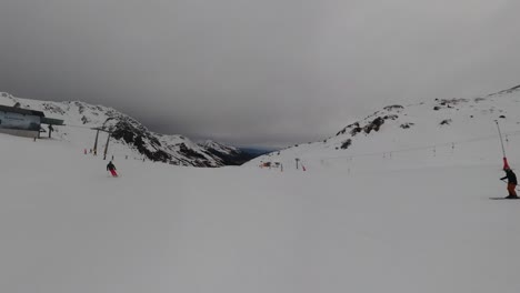 Skifahrer-Rast-Bergab-–-POV-Gruppe-Fährt-Mit-Dem-Snowboard-Die-Skipiste-Hinunter-In-6-Km-|-Insta360