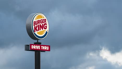 Burger-King-Schild-Gegen-Bewölkten-Himmel.-Zeitraffer