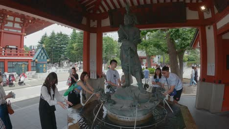 Gente-Lavándose-Las-Manos-En-El-Templo-Senso-ji-En-Tokio,-Japón