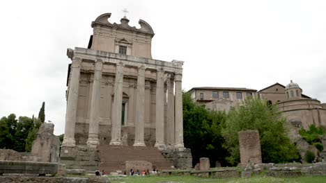 Antike-Historische-Ruinen-Des-Antoninus--Und-Faustina-Tempels-Am-Forum-Romanum
