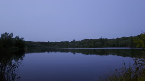 Lago-Tranquilo-Por-La-Noche-Con-árboles-En-El-Borde-Höhenfelder-Ver-En-Colonia-Alemania-Por-La-Noche