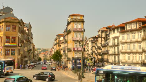 Porto-Im-Stadtzentrum-Von-Portugal-An-Einem-Anstrengenden-Tag-Mit-Verkehr-Und-Touristen