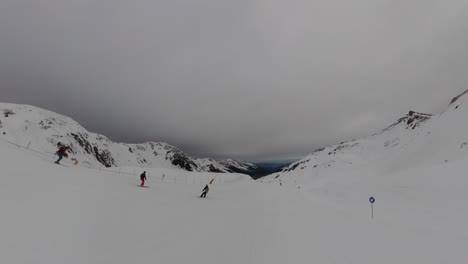 Esquiador-En-Zigzag---Pov-Grupo-Haciendo-Snowboard-Por-Una-Pista-De-Esquí-En-6k-|-Insta360