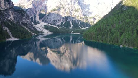 Luftaufstieg-Enthüllt-Den-Unberührten-Pragser-Wildsee,-Umgeben-Von-Dolomitengipfeln-In-Italien