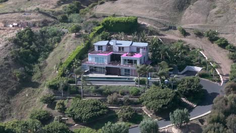 Antena-De-Barbie-Dreamhome-En-Las-Montañas-De-Malibu,-Casa-Vacía-En-Renovación