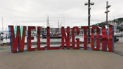 Skulpturales-Schild-„well_ngton“-Am-Ufer-Für-Social-Media-Bilder
