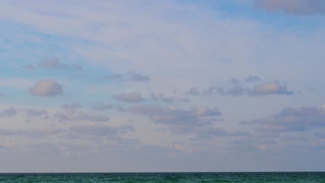 Zeitraffer-Voller-Wolken-über-Dem-Smaragdgrünen-Wasser-Des-Golfs-Von-Mexiko