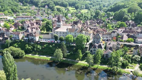Carennac-Dorf-Im-Dordogne-Tal,-Frankreich-Drohne,-Niedrige-Schwenkantenne,-4K-Aufnahmen