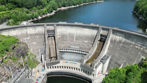 Aufsteigende-Drohne-Enthüllt-EDF-Staudamm-Barrage-Du-Chastang-Frankreich-EDF-Wasserkraftwerk