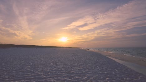 Zeitraffer-Sonnenaufgang-Am-Weißen-Sandstrand-Von-Pensacola,-Florida,-Golf-Von-Mexiko