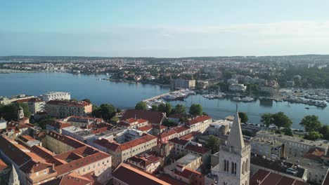 Blauer-Morgen,-Sommertag,-Eine-Luftaufnahme-über-Zadar-In-Kroatien-Mit-Der-Kirche-St